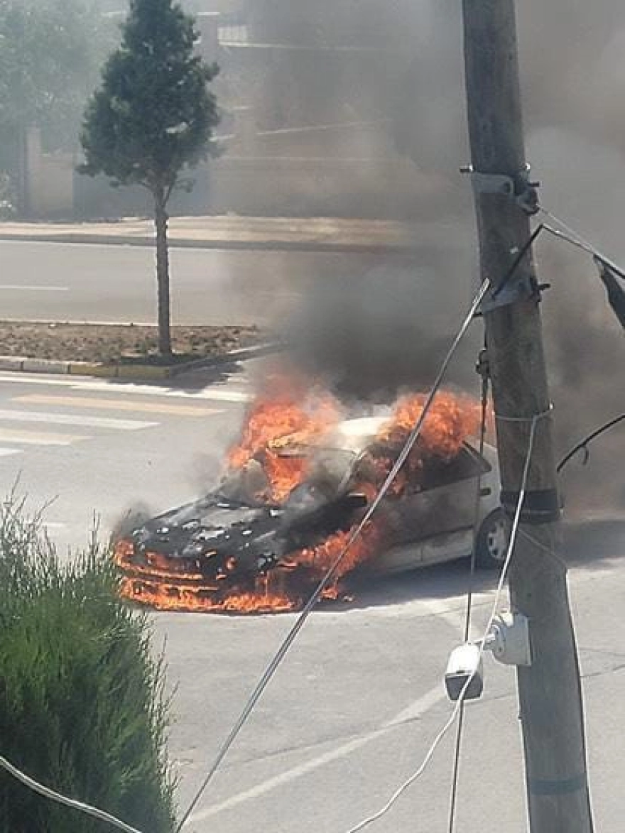 Aksaray'da ilerleyen otomobil alevler içinde kaldı