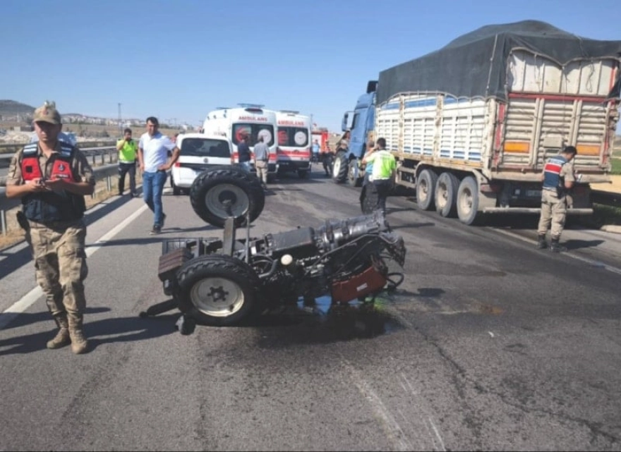 Traktör çarpışma sonrası ikiye ayrıldı: 1 ağır, 2 yaralı