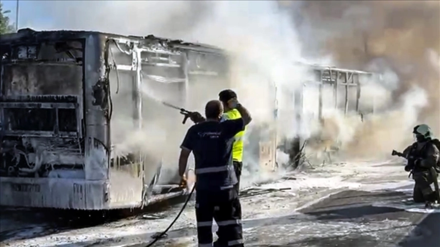 Bakırköy'de Metrobüs Yangını Söndürüldü