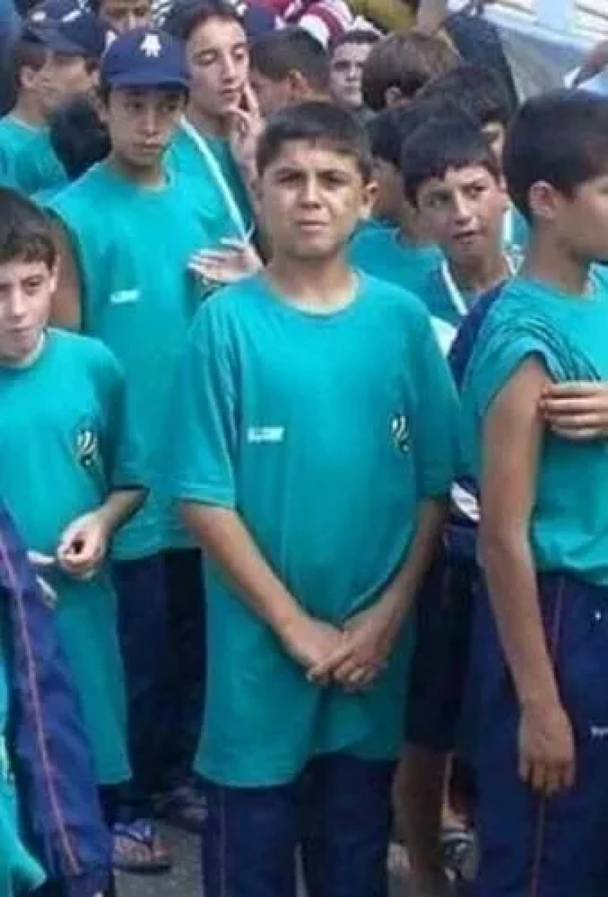 Orkun Kökçü'nün çocukluk fotoğrafı ortaya çıktı: Abisiyle pozu olay oldu