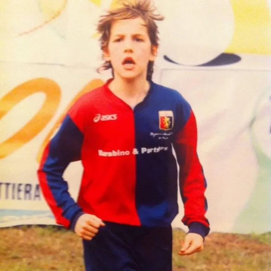 Orkun Kökçü'nün çocukluk fotoğrafı ortaya çıktı: Abisiyle pozu olay oldu