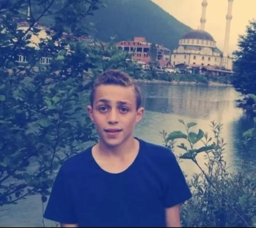 Orkun Kökçü'nün çocukluk fotoğrafı ortaya çıktı: Abisiyle pozu olay oldu