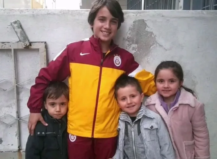 Orkun Kökçü'nün çocukluk fotoğrafı ortaya çıktı: Abisiyle pozu olay oldu