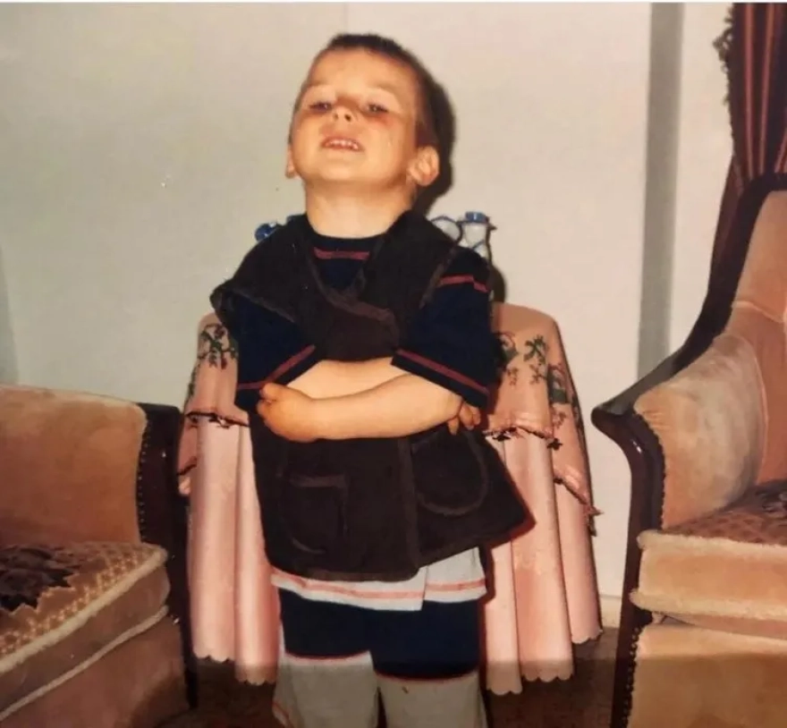 Orkun Kökçü'nün çocukluk fotoğrafı ortaya çıktı: Abisiyle pozu olay oldu