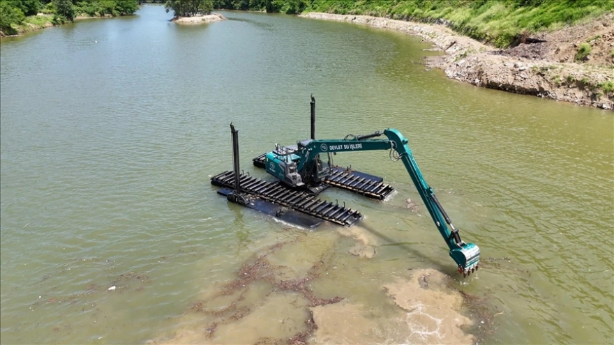 Trabzon'daki Sera Gölü, 30 Tonluk Yüzer İş Makinesiyle Temizleniyor