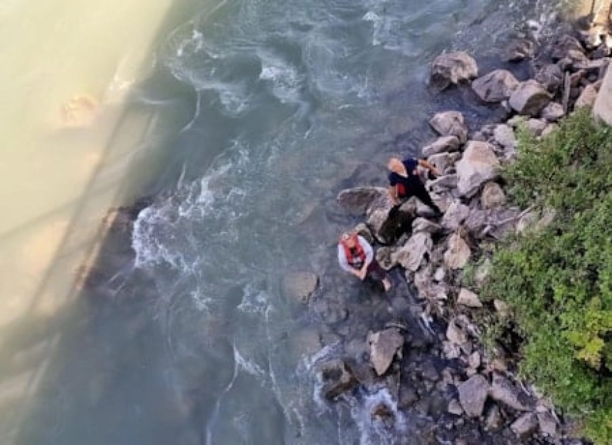 Baraj kapağı açılınca mahsur kalan kadının yardımına itfaiyeciler koştu