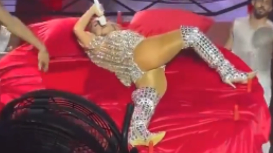 Hadise'nin sahne performansı sanat dünyasında tartışma yarattı: 'Gözlerine perde mi indi?'