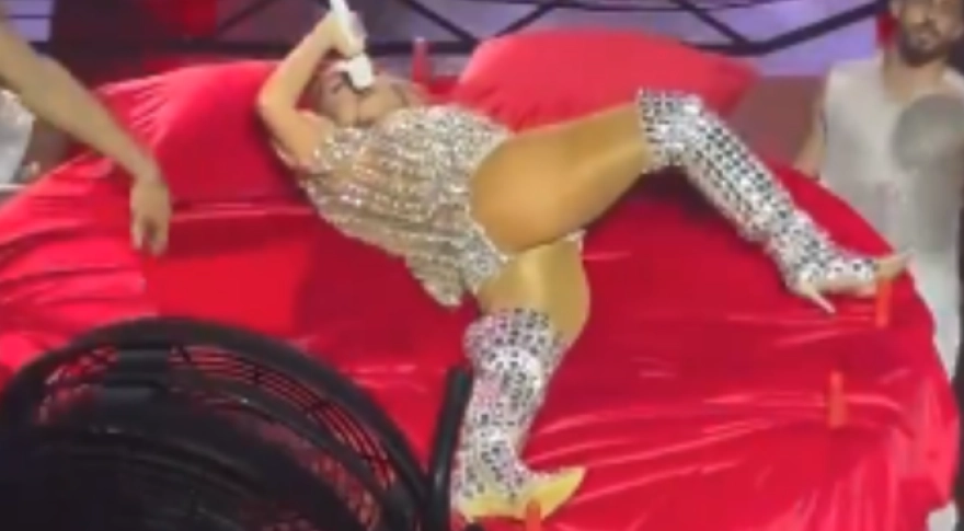 Hadise, sahnedeki yatak dansı eleştirilerine Seda Sayan ile yanıt verdi