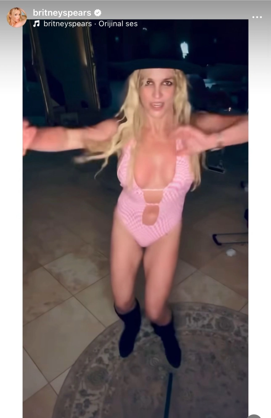 Ruhsal sorunlar yaşayan ünlü popçu, evlat edindiğini duyurarak kafaları karıştırdı