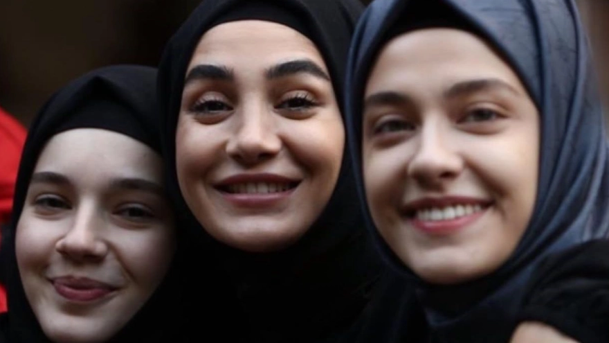 Sitare Akbaş nişanlandı... Kızıl Goncalar'ın Birgül'ü tarzıyla dikkat çekti