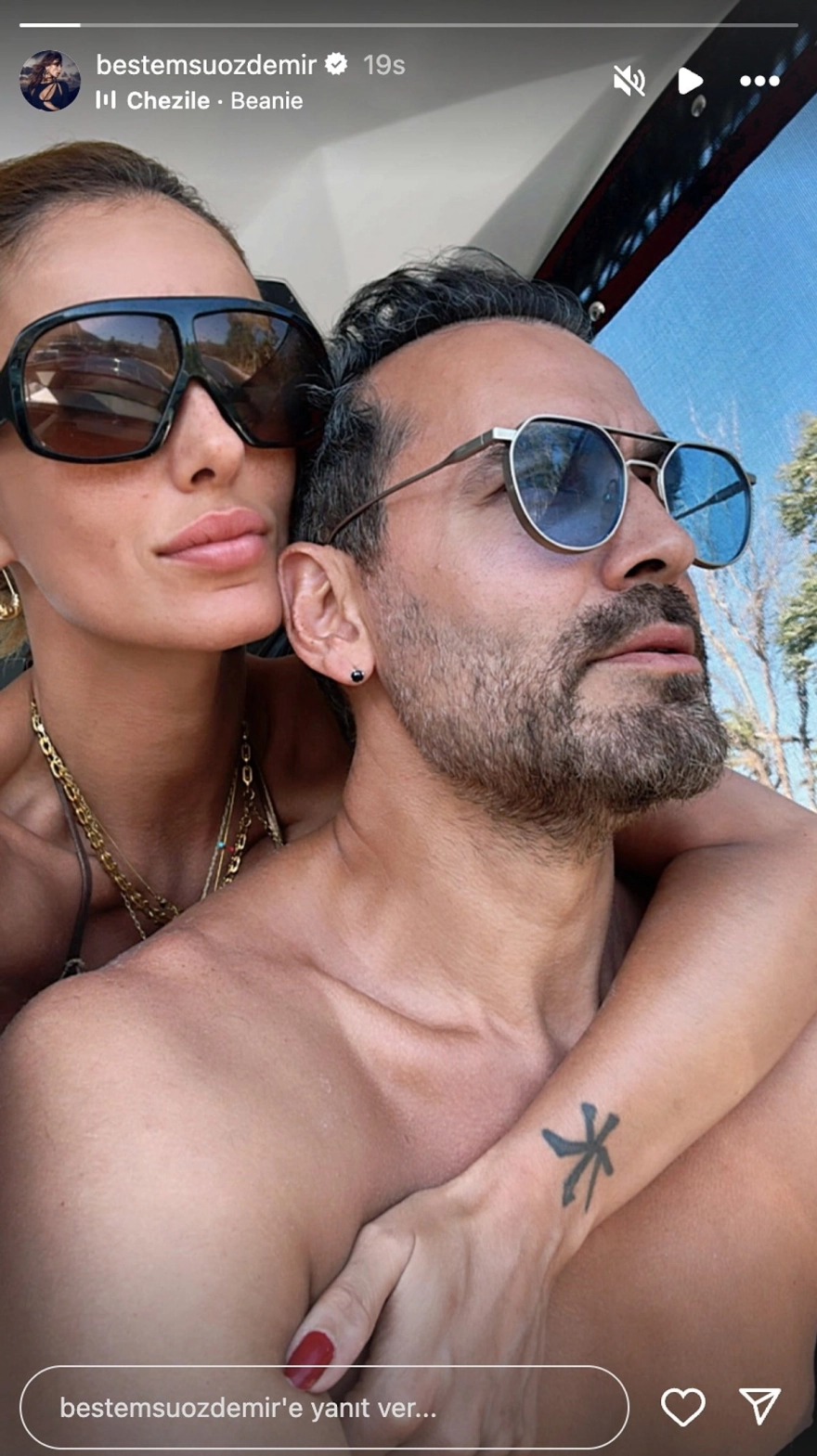 İhanet itirafıyla gündeme gelen oyuncu, yeni aşkıyla ilk fotoğrafını paylaştı