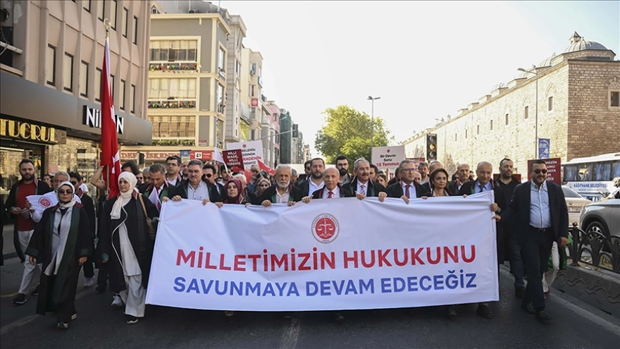 İstanbul 2 Nolu Barosu, FETÖ'nün darbe girişiminin 9. yıl dönümünde yürüyüş gerçekleştirdi