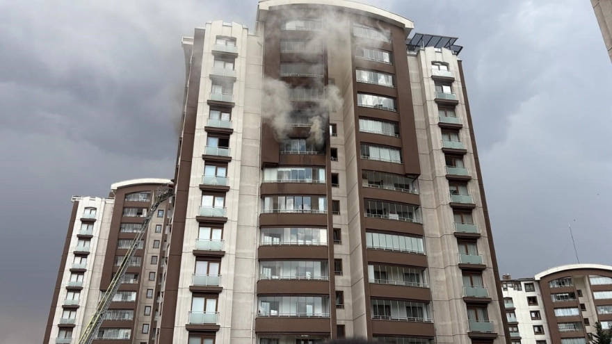 Ankara'da 14 Katlı Binada Yangın: 2 Kişi Kurtarıldı