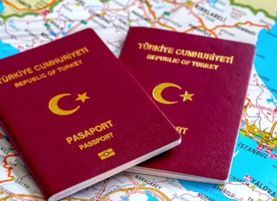 İktidara yakın medyanın 'müjde' olarak duyurduğu AB'nin yeni Schengen kararı tartışmalara neden oldu; Türk yetkili 'Dağ fare doğurdu' dedi.