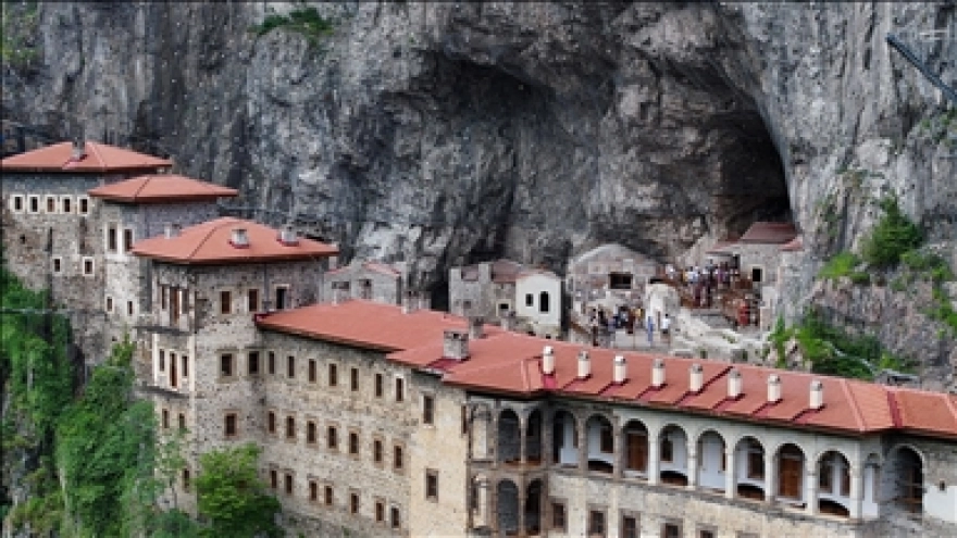 Sümela Manastırı İlk Yarıda 151 Binden Fazla Ziyaretçiyi Ağırladı