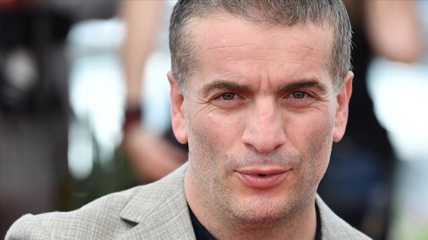 Ünlü Sanatçı Yapay Zeka ile Kadın Oldu, Tanınmaz Hale Geldi