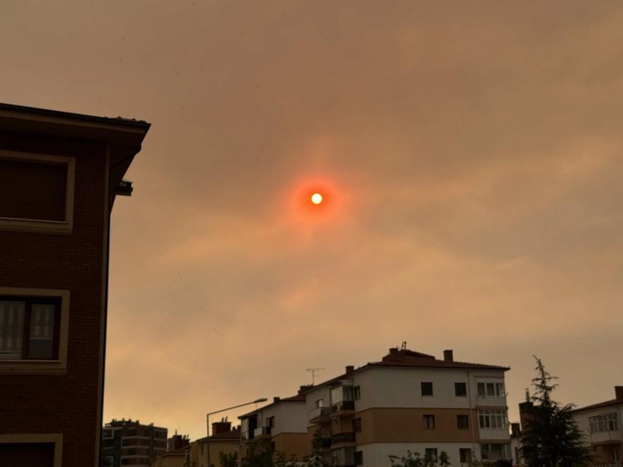 Sakarya'daki yangın Bilecik'e sıçradı, dumanlar Eskişehir'e ulaştı