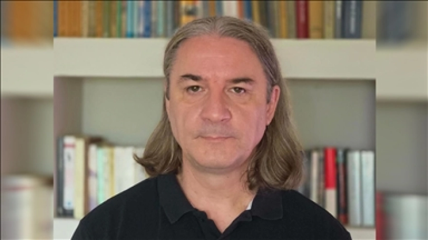 Uluslararası Saraybosna Üniversitesi'nde ceza hukuku profesörü olan Şimiç'in savaş suçu kurbanları anısına kaleme aldığı 