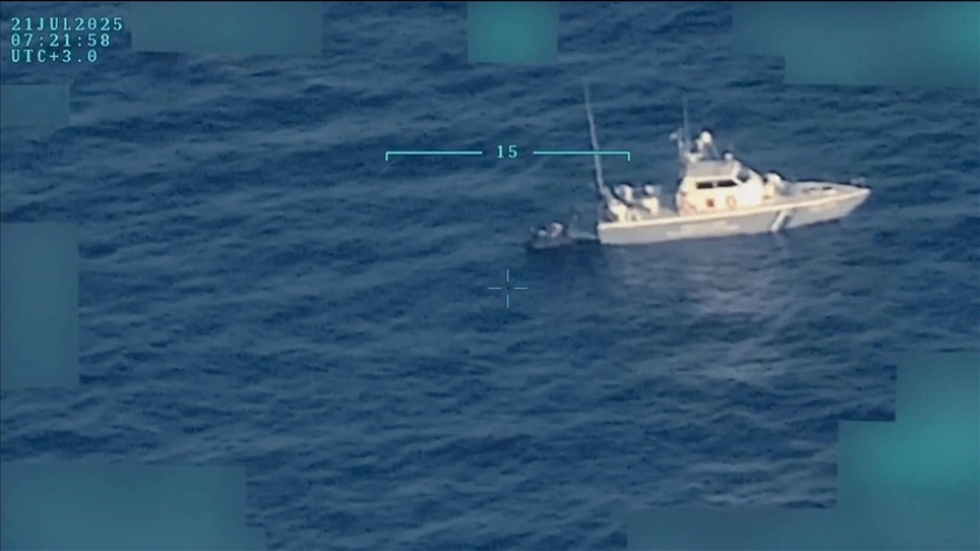 Milli Savunma Bakanlığı, Yunan Sahil Güvenlik botunun düzensiz göçmenleri Türk kara sularına ittiği anları paylaştı