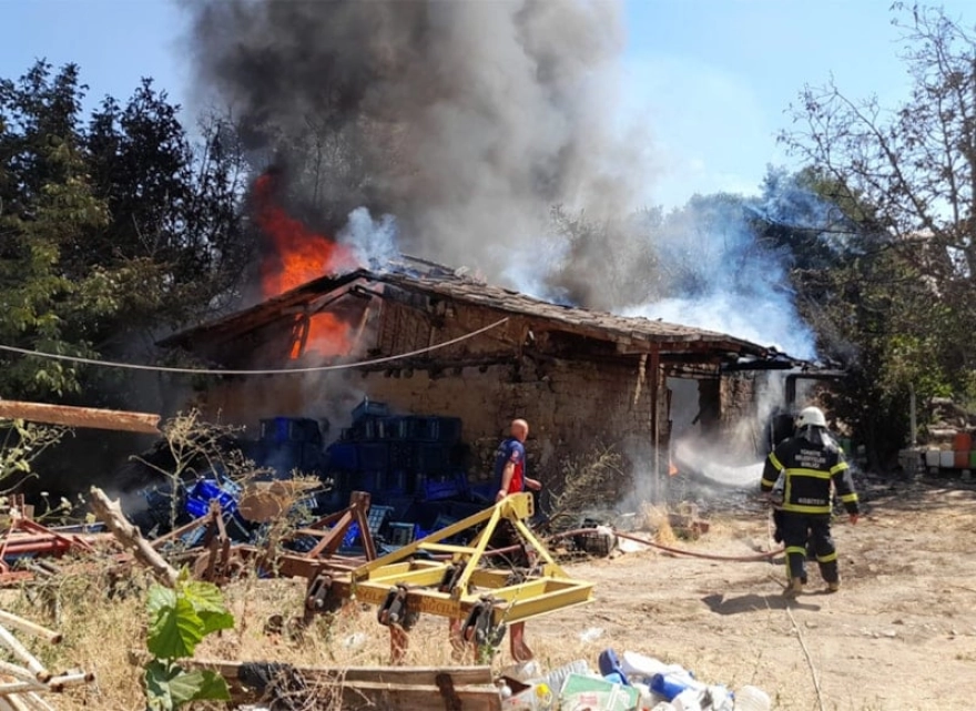 Tokat'ta İki Traktör ve 1,5 Ton Buğday Kül Oldu