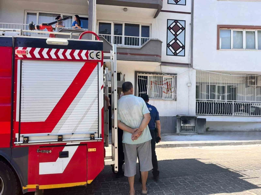 Efeler'de elektrik panosu yangını hızla söndürüldü