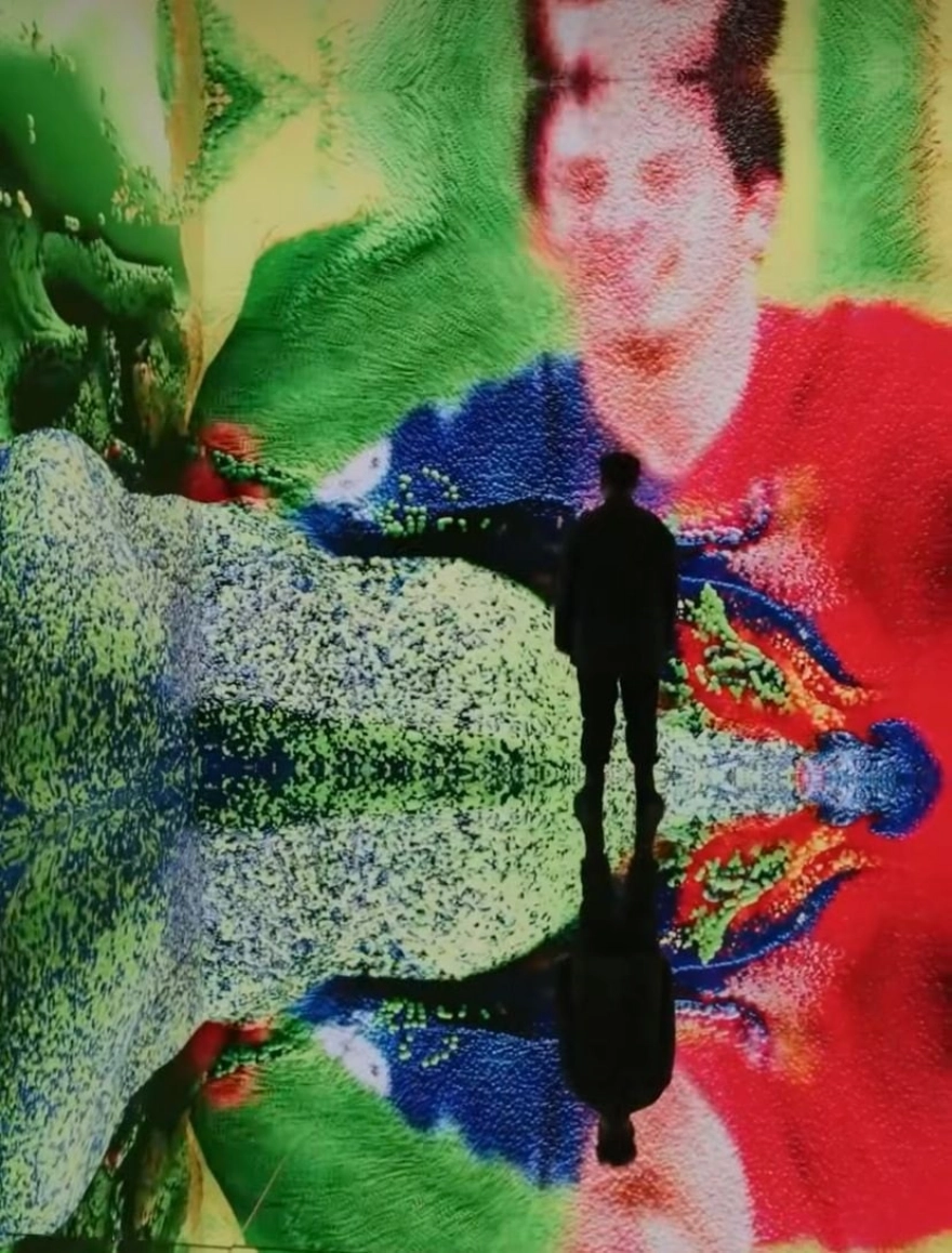 Refik Anadol'un 'Messi'nin en sevdiği golü' adlı eseri satıldı.