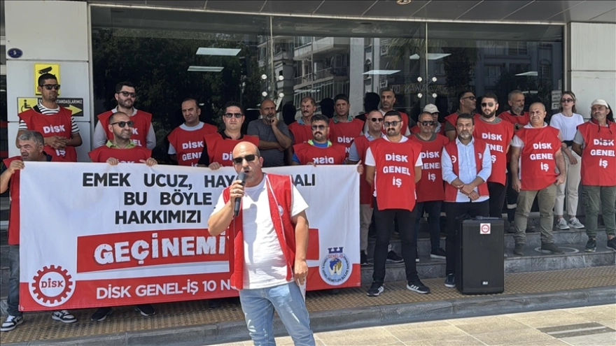 İzmir'de Karşıyaka Belediyesi İşçileri Maaş Problemi Nedeniyle Eylem Yaptı