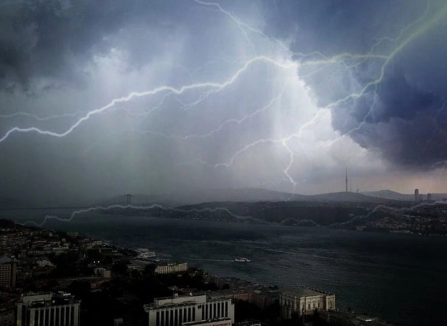 İstanbul'da beklenen sağanak yağışa kısa süre kaldı