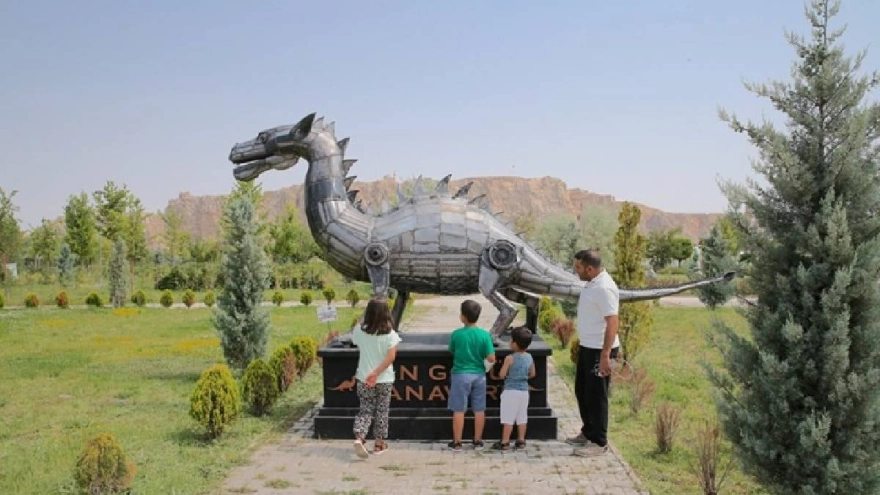 Heykeltıraş Van Gölü Canavarı Heykelini Rekor Fiyata Sattı