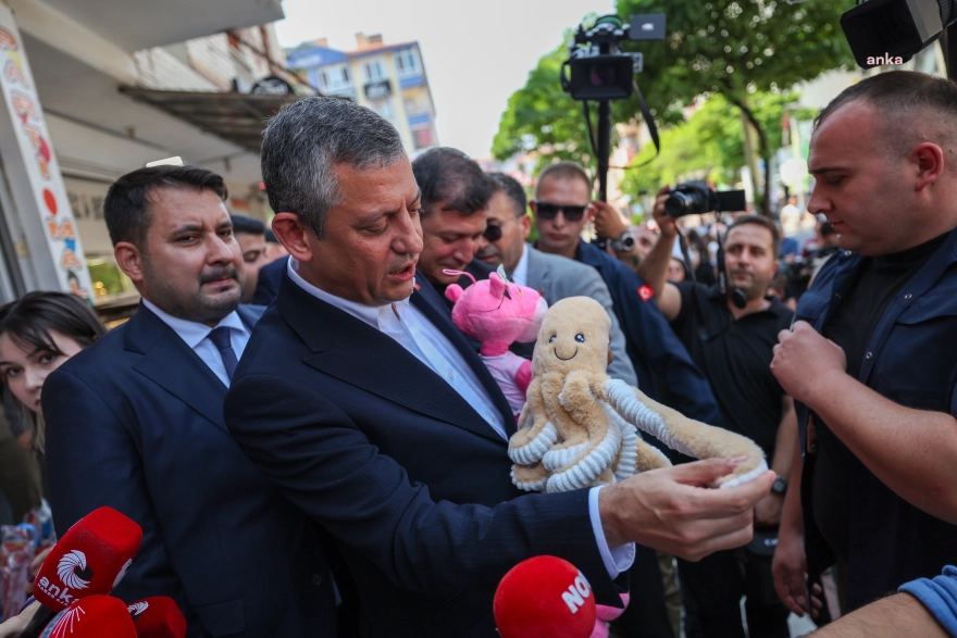 Özgür Özel, esnaf ziyaretinde oyuncak 