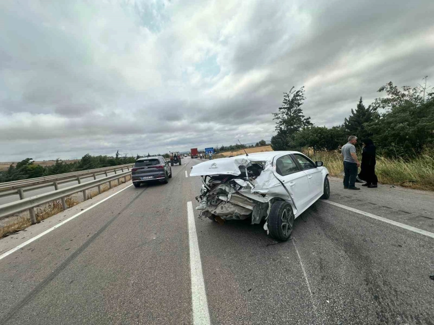 Amasya'da otomobil bir tıra çarparak büyük hasar gördü.