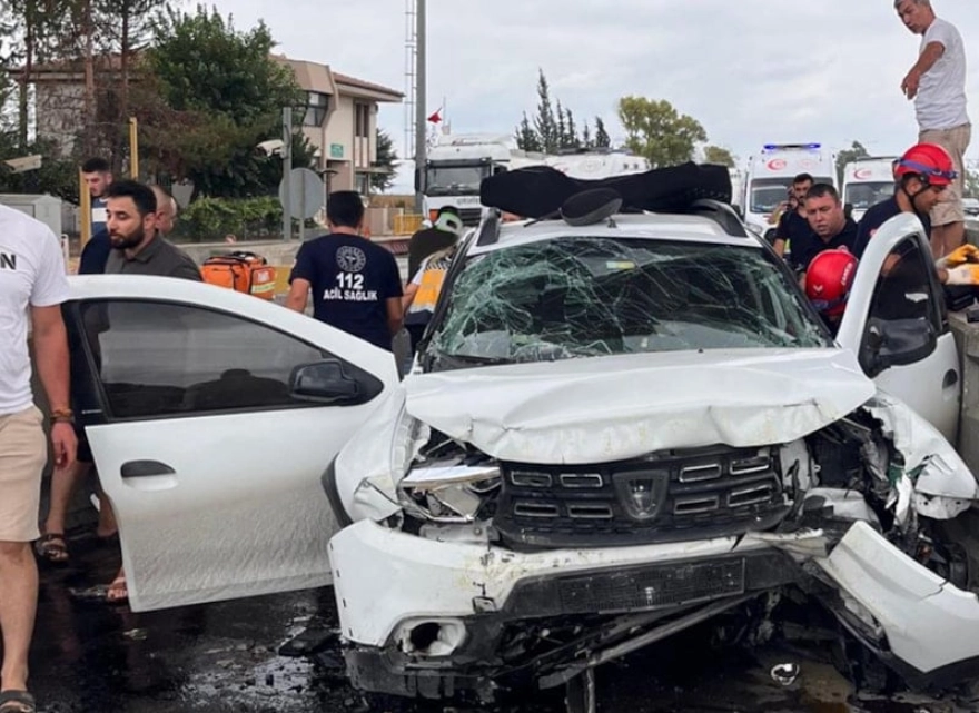 Adana'da otoyol gişelerinde meydana gelen kazada bir kişi öldü, dört kişi yaralandı