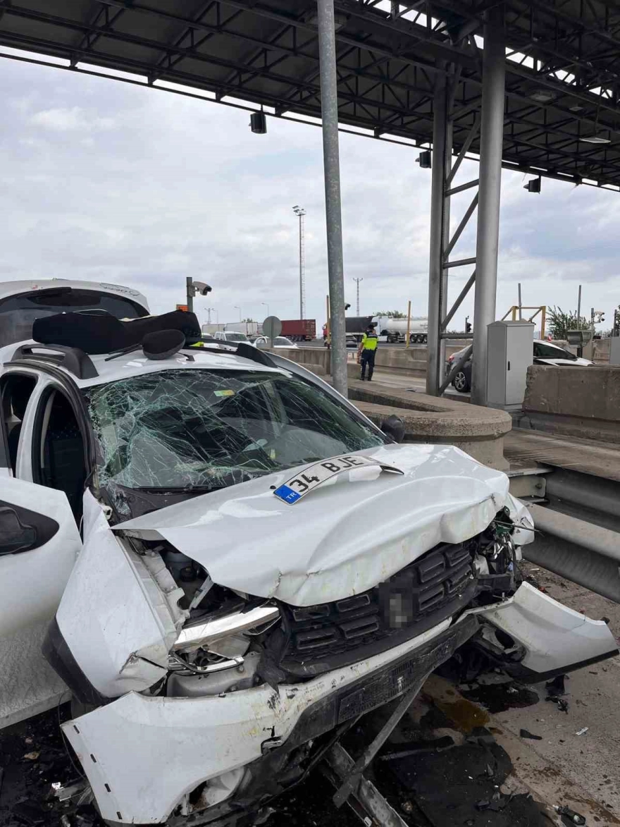 Otoyol gişesindeki kazada 1 kişi hayatını kaybetti, 4 kişi yaralandı