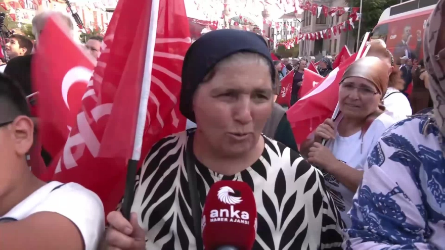 CHP'nin 'Millet İradesine Sahip Çıkıyor' mitinginde yurttaşlar, Ekrem İmamoğlu'na desteklerini ve ekonomik sorunlara ilişkin duygularını dile getirdi.