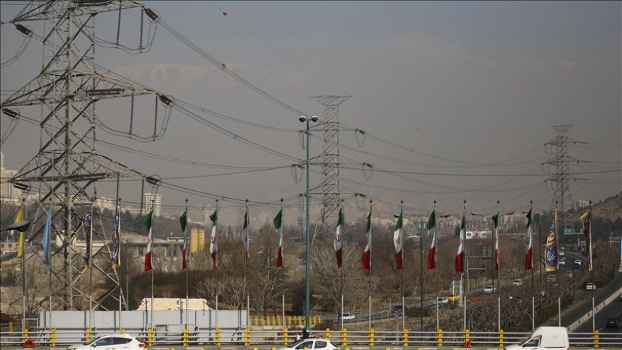 Tahran'da enerji tüketim limitini aşan 110 kamu kurumunun elektriği kesildi