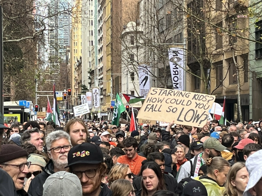 Avustralya'nın Sidney kentinde binlerce kişi Filistin'e destek için yürüdü.