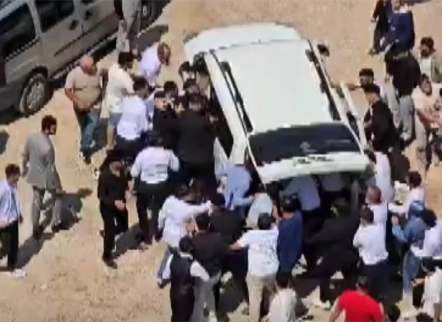 Bir düğünde olay çıkaran ve polise saldıran şahıs gözaltına alındı. Düğün salonunda başlayan olay büyüyerek devam etti.