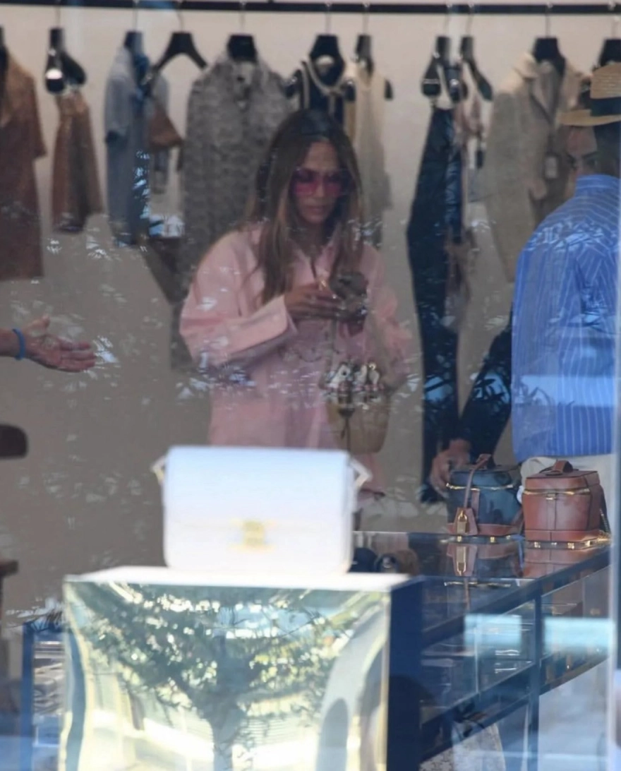 Jennifer Lopez, İstanbul'a geldi ve ilk iş lüks mağazalardan alışveriş yaptı.