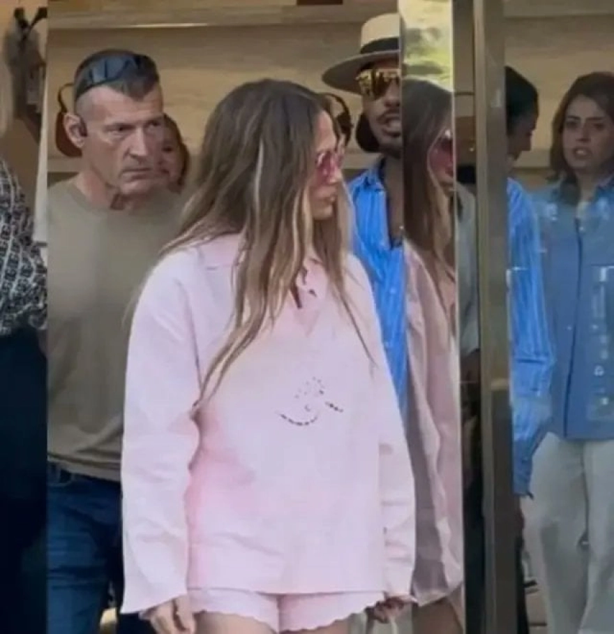 Jennifer Lopez, İstanbul'a geldi ve ilk iş lüks mağazalardan alışveriş yaptı.