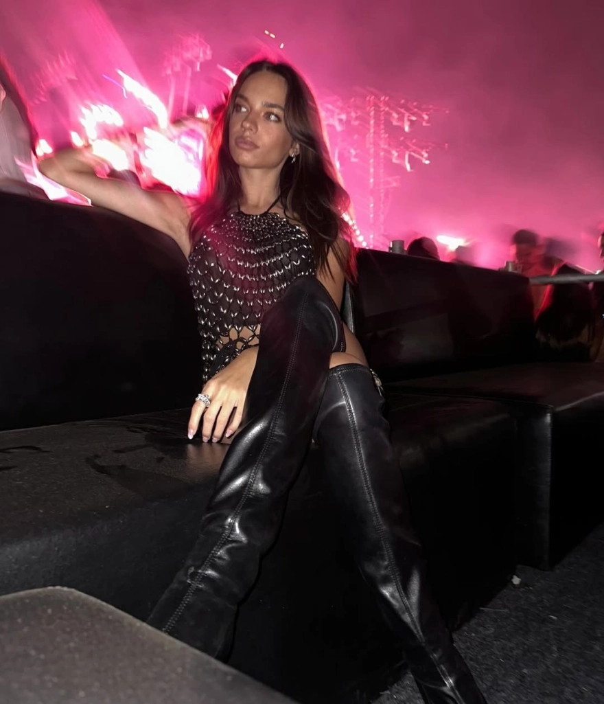 Eylül Tumbar'ın Jennifer Lopez konserindeki kıyafeti gündem oldu.