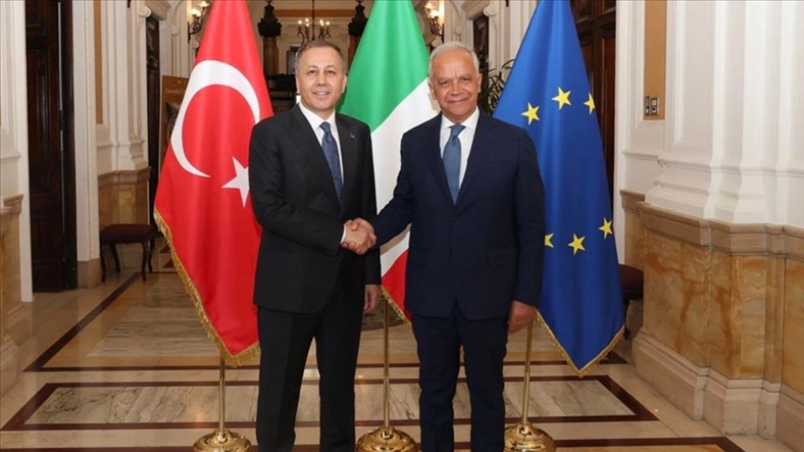 Bakan Yerlikaya, İtalya İçişleri Bakanı Piantedosi ile görüştü.