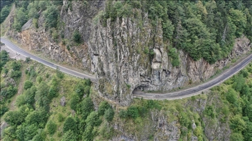 Halil Rıfat Paşa'nın 'Gidemediğin yer senin değildir' sözüyle yaptırdığı 140 yıllık tünel zamana direniyor