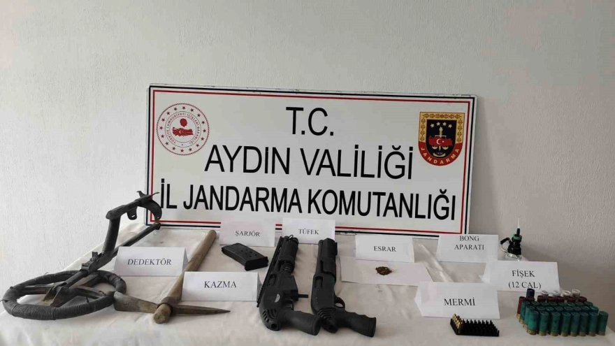 Aydın'ın Köşk ilçesindeki bir işletmenin ek binasında uyuşturucu ve av tüfekleri bulundu