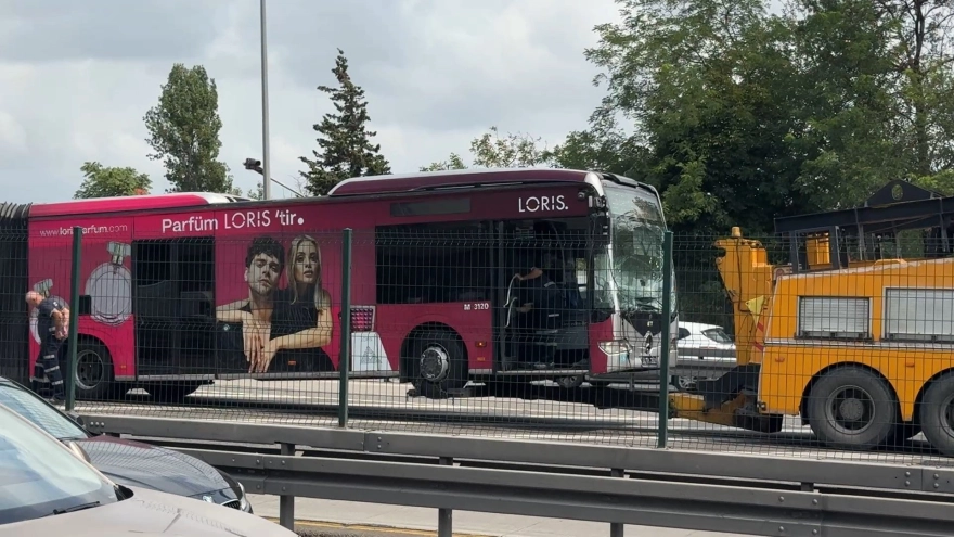 Metrobüste meydana gelen kaza nedeniyle seferler aksadı