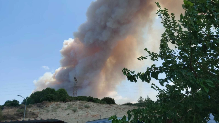Çanakkale Valiliği, Yiğitler köyü kırsalındaki yangın nedeniyle Saçaklı, Ahmetçeli ve Doğanca köylerinin tedbiren boşaltıldığını duyurdu.
