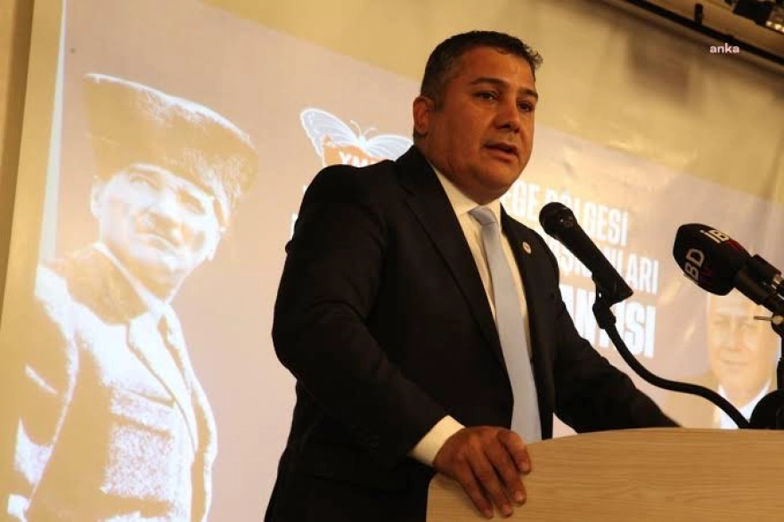 Yerli ve Milli Parti Genel Başkanı Teoman Mutlu, Diyanet'in cuma hutbesindeki kadınların giyimiyle ilgili eleştirisine, yolsuzluk ve rüşvet gibi konulara neden değinilmediğini sorarak tepki gösterdi.