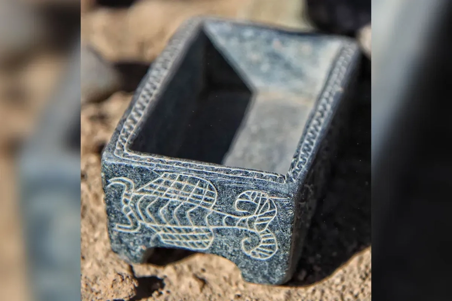 3 bin yıllık mezardan çıkan akrep figürlü kozmetik kutusu dikkat çekti