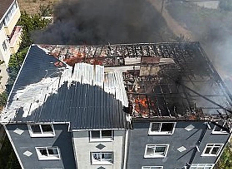 Sinop'ta 3 Katlı Binanın Çatısında Yangın Çıktı