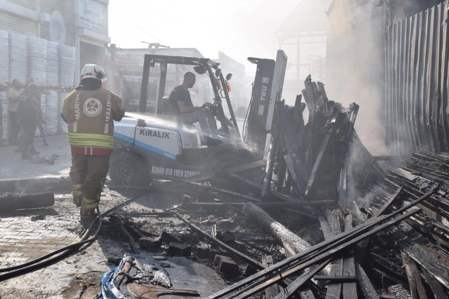 Manisa Turgutlu'daki sanayi sitesinde yangın çıktı