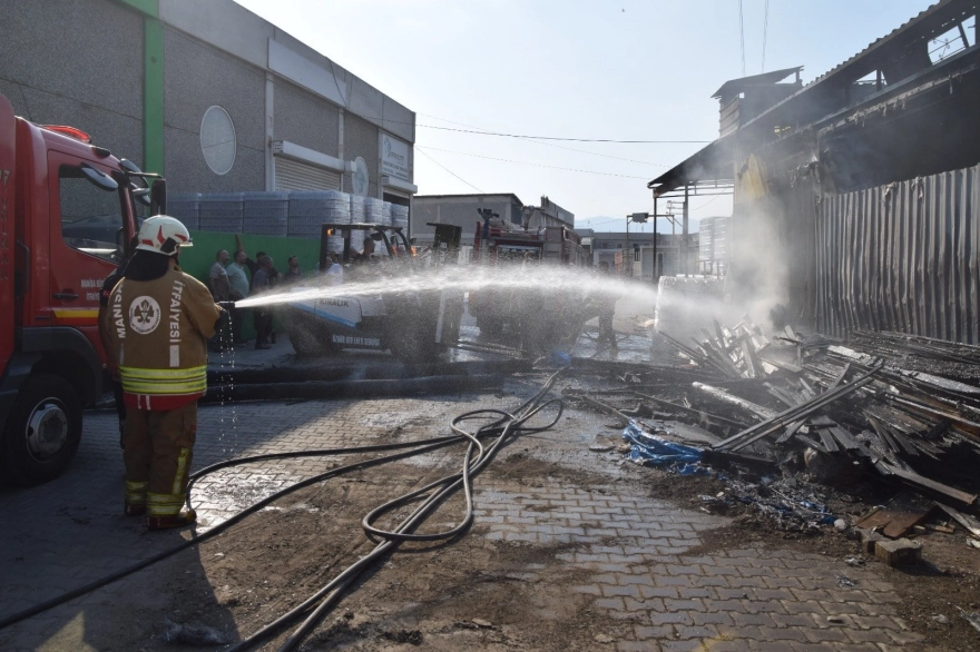 Manisa Turgutlu'daki sanayi sitesinde yangın çıktı